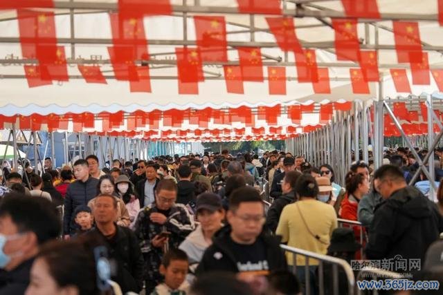 国庆假期哈尔滨东北虎林园游东谈主如织 延迟怒放时辰迎客