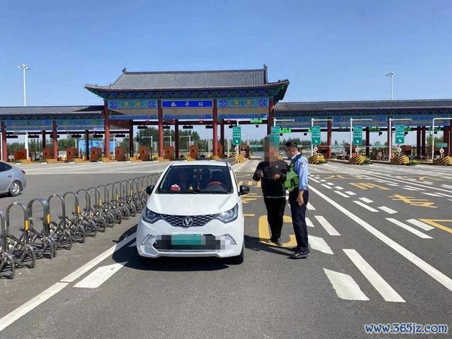 老年代步车高速路逆行 交警决骤吼怒